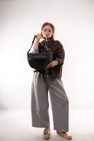 Skórzana torebka nerka / saszetka crossbody Czarna