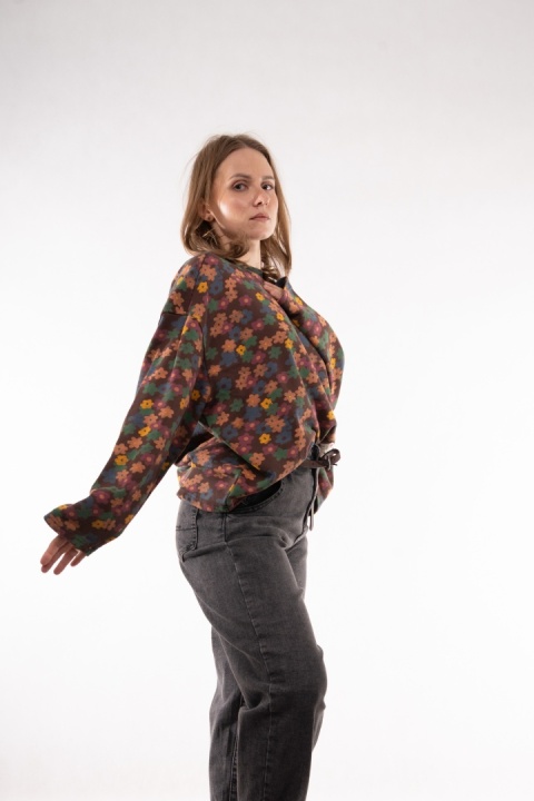 Bawełniana bluza oversize w kwiatowe wzory retro JOY MC Czekoladowy brąz / kolorowe kwiaty