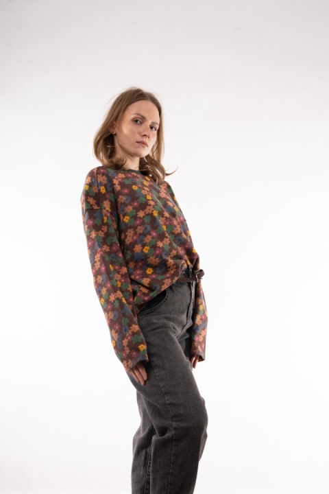 Bawełniana bluza oversize w kwiatowe wzory retro JOY MC Czekoladowy brąz / kolorowe kwiaty