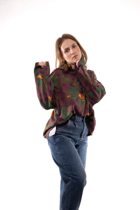 Bawełniana bluza oversize we wzory botaniczne JOY MC Oliwka / Ciepły brąz / Fiolet