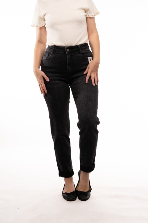 Czarne jeansy damskie Mom Fit z paskiem MIMI DAVE - R-6199