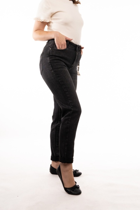 Czarne jeansy damskie Mom Fit z paskiem MIMI DAVE - R-6199