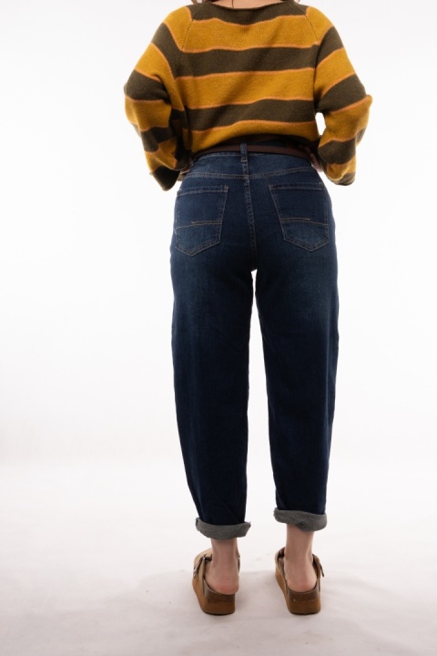 Klasyczne spodnie jeansowe ze zwężaną nogawką i paskiem NAIiF Denim