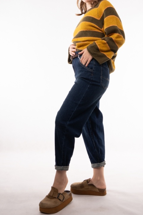 Klasyczne spodnie jeansowe ze zwężaną nogawką i paskiem NAIiF Denim
