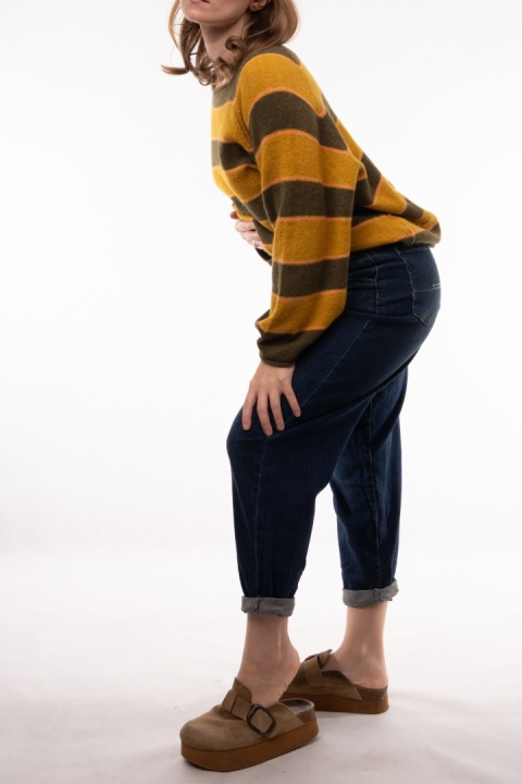 Klasyczne spodnie jeansowe ze zwężaną nogawką i paskiem NAIiF Denim