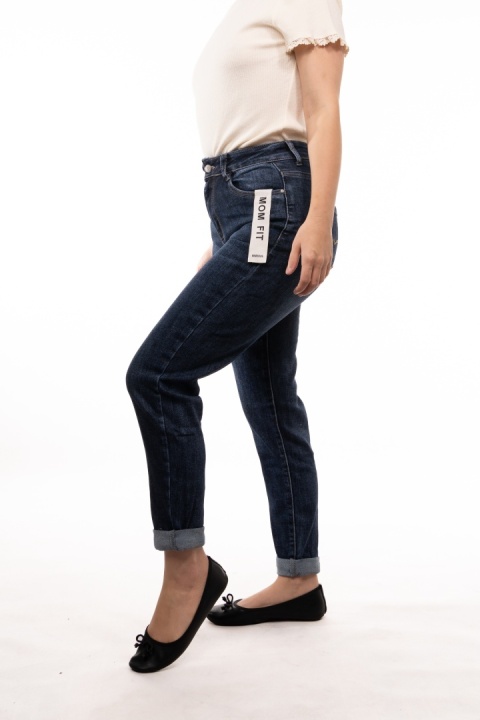 Niebieskie jeansy damskie Mom Fit z paskiem MIMI DAVE - R-6163