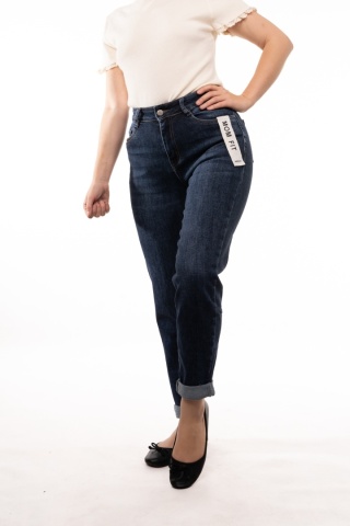 Niebieskie jeansy damskie Mom Fit z paskiem MIMI DAVE - R-6163