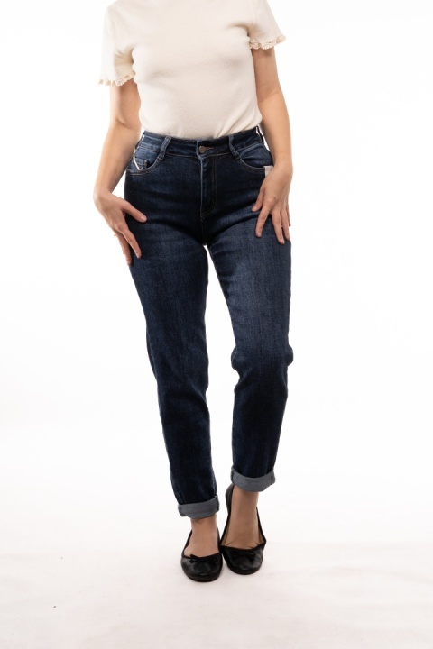 Niebieskie jeansy damskie Mom Fit z paskiem MIMI DAVE - R-6163