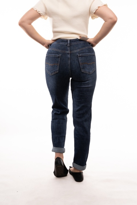 Niebieskie jeansy damskie Mom Fit z paskiem MIMI DAVE - R-6163