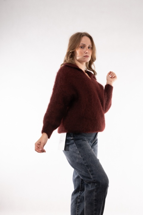 Puszysty sweter z wełną Kid Mohair w serek z kołnierzykiem (Made in Italy) Bordowy