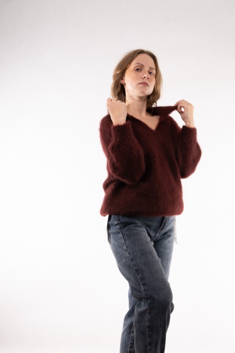 Puszysty sweter z wełną Kid Mohair w serek z kołnierzykiem (Made in Italy) Bordowy