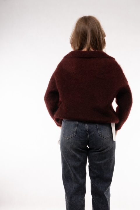 Puszysty sweter z wełną Kid Mohair w serek z kołnierzykiem (Made in Italy) Bordowy