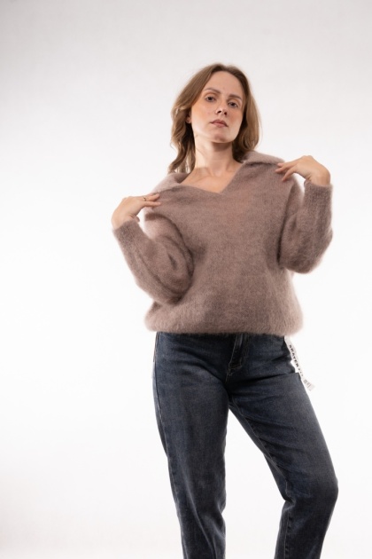Puszysty sweter z wełną Kid Mohair w serek z kołnierzykiem (Made in Italy) Fango
