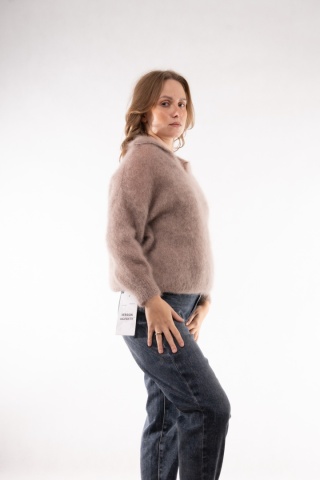 Puszysty sweter z wełną Kid Mohair w serek z kołnierzykiem (Made in Italy) Fango