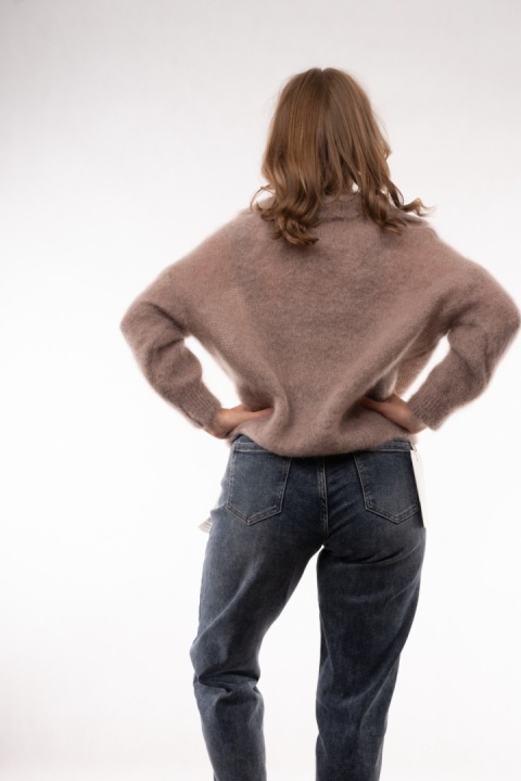 Puszysty sweter z wełną Kid Mohair w serek z kołnierzykiem (Made in Italy) Fango