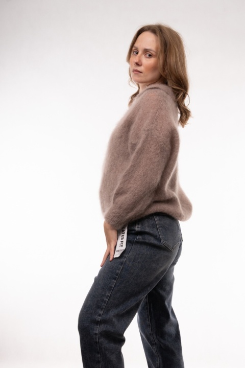 Puszysty sweter z wełną Kid Mohair w serek z kołnierzykiem (Made in Italy) Fango
