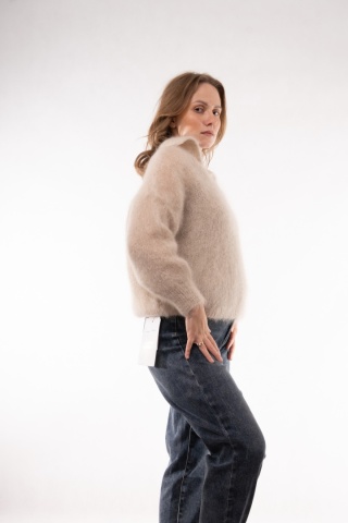 Puszysty sweter z wełną Kid Mohair w serek z kołnierzykiem (Made in Italy) Beżowy