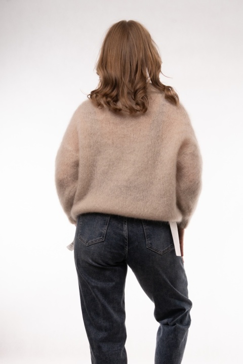Puszysty sweter z wełną Kid Mohair w serek z kołnierzykiem (Made in Italy) Beżowy