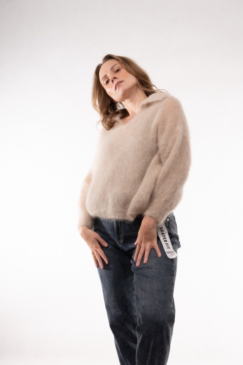 Puszysty sweter z wełną Kid Mohair w serek z kołnierzykiem (Made in Italy) Beżowy