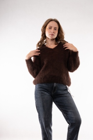 Puszysty sweter z wełną Kid Mohair w serek z kołnierzykiem (Made in Italy) Gorzka czekolada