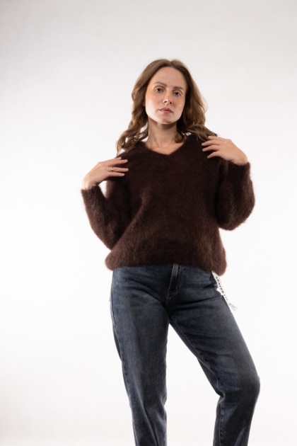 Puszysty sweter z wełną Kid Mohair w serek z kołnierzykiem (Made in Italy) Gorzka czekolada