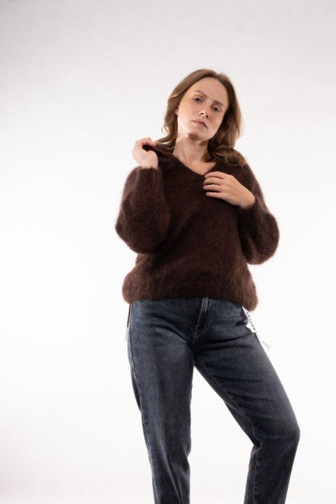 Puszysty sweter z wełną Kid Mohair w serek z kołnierzykiem (Made in Italy) Gorzka czekolada
