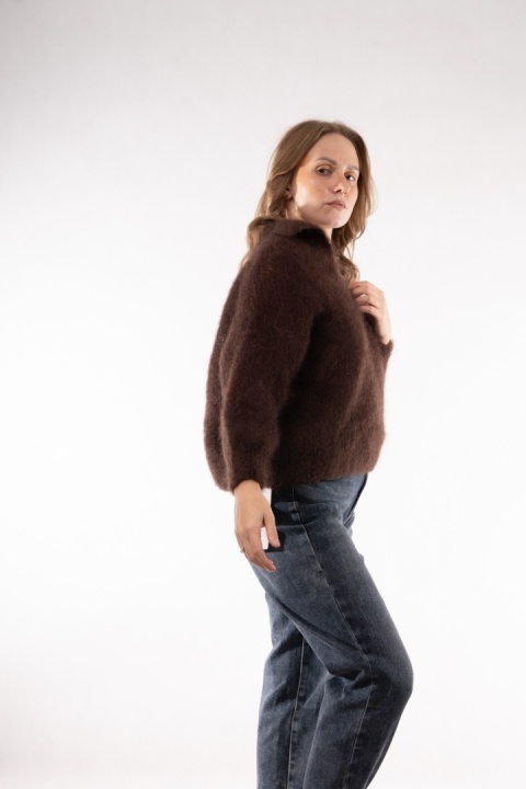 Puszysty sweter z wełną Kid Mohair w serek z kołnierzykiem (Made in Italy) Gorzka czekolada