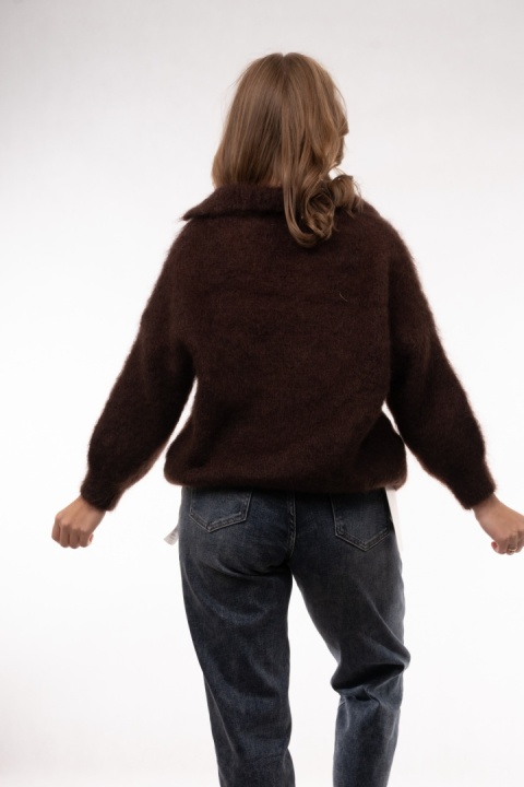Puszysty sweter z wełną Kid Mohair w serek z kołnierzykiem (Made in Italy) Gorzka czekolada