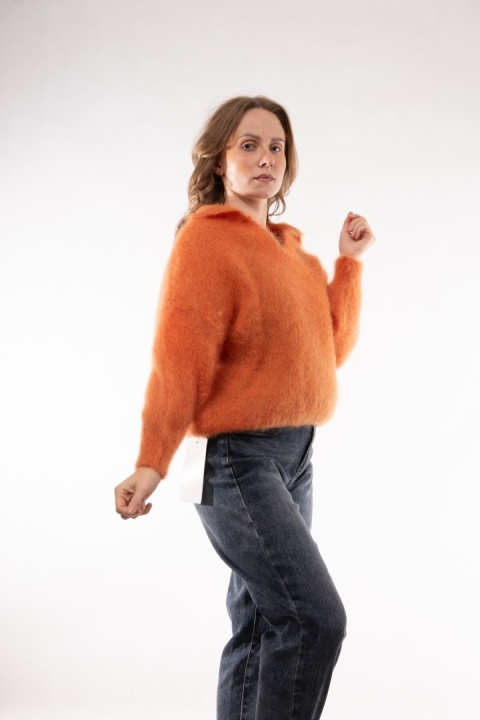 Puszysty sweter z wełną Kid Mohair w serek z kołnierzykiem (Made in Italy) Pomarańczowy