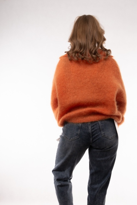 Puszysty sweter z wełną Kid Mohair w serek z kołnierzykiem (Made in Italy) Pomarańczowy