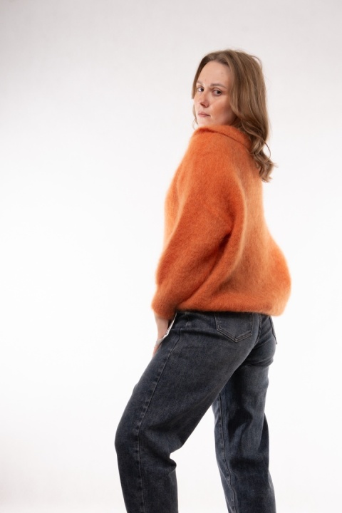 Puszysty sweter z wełną Kid Mohair w serek z kołnierzykiem (Made in Italy) Pomarańczowy