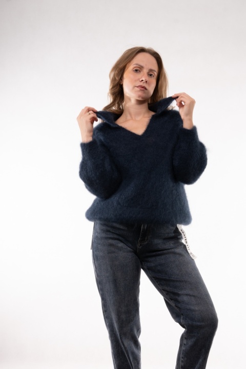 Puszysty sweter z wełną Kid Mohair w serek z kołnierzykiem (Made in Italy) Granatowy