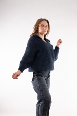 Puszysty sweter z wełną Kid Mohair w serek z kołnierzykiem (Made in Italy) Granatowy