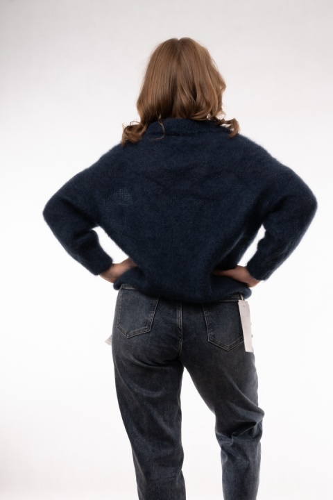 Puszysty sweter z wełną Kid Mohair w serek z kołnierzykiem (Made in Italy) Granatowy