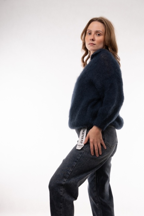 Puszysty sweter z wełną Kid Mohair w serek z kołnierzykiem (Made in Italy) Granatowy