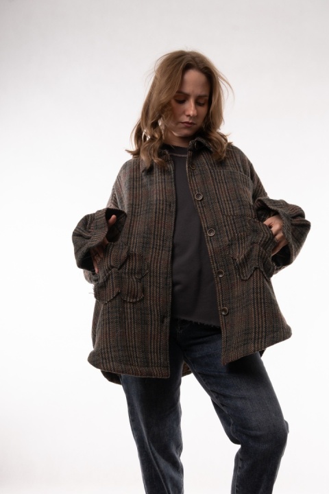 Wełniana kurtka koszulowa oversize w jodełkę i kratę z naszywkami