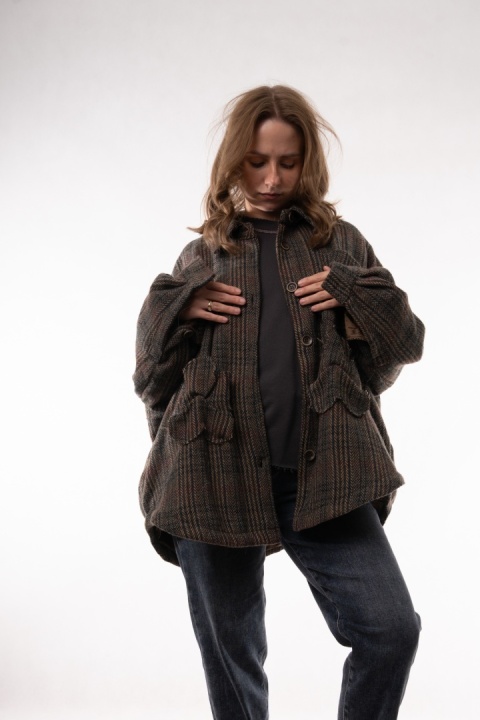 Wełniana kurtka koszulowa oversize w jodełkę i kratę z naszywkami