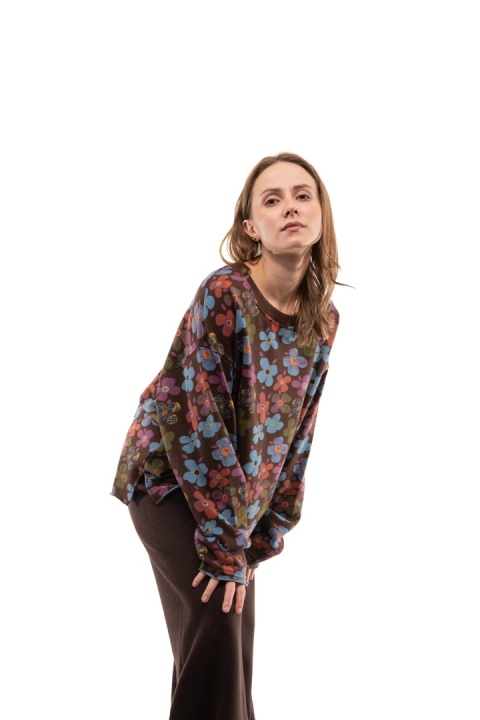 Bawełniana bluza oversize w kwiaty JOY - Brązowe tło