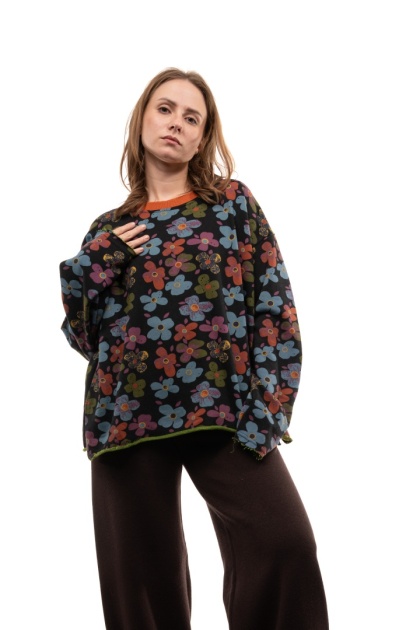 Bawełniana bluza oversize w kwiaty JOY - Czarne tło