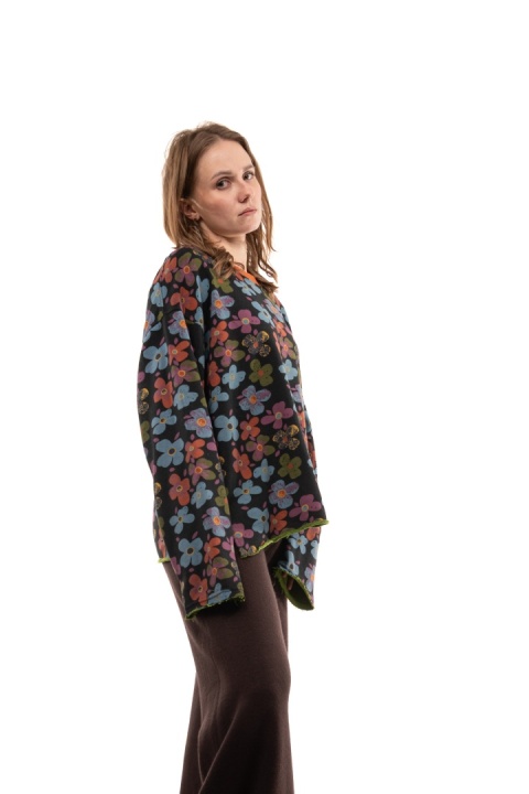 Bawełniana bluza oversize w kwiaty JOY - Czarne tło