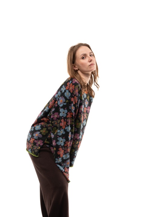 Bawełniana bluza oversize w kwiaty JOY - Czarne tło