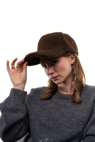 Czapka z daszkiem bouclé baranek MODA - Brąz