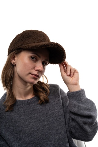 Czapka z daszkiem bouclé baranek MODA - Brąz