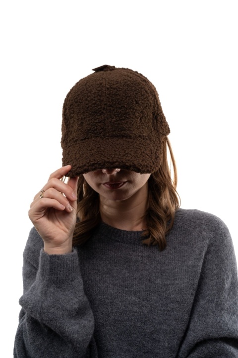 Czapka z daszkiem bouclé baranek MODA - Brąz