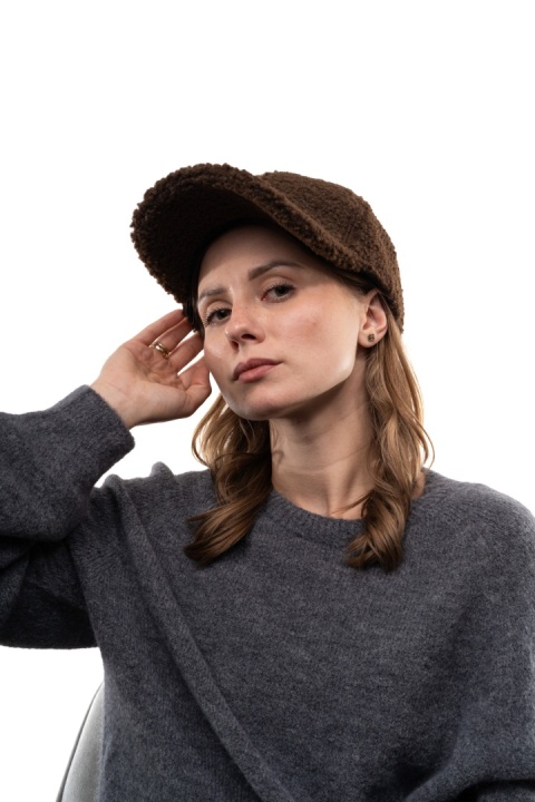 Czapka z daszkiem bouclé baranek MODA - Brąz