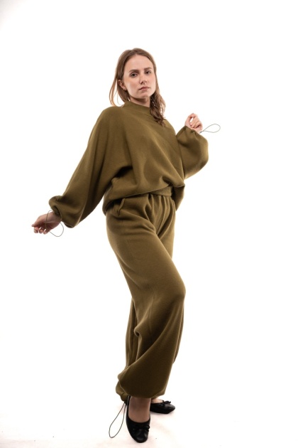 Dzianinowy komplet damski ze stoperami E-WOMAN - Khaki