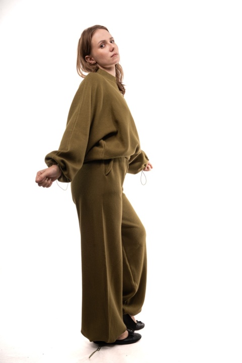 Dzianinowy komplet damski ze stoperami E-WOMAN - Khaki