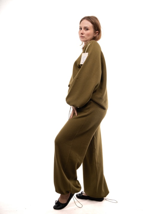 Dzianinowy komplet damski ze stoperami E-WOMAN - Khaki