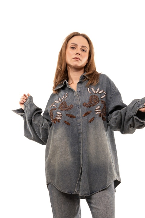 Jeansowa koszula oversize z biżuteryjnym haftem Lamiar - GI52359