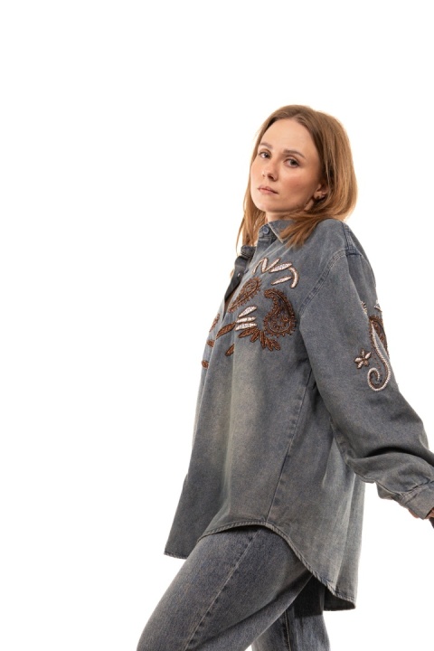 Jeansowa koszula oversize z biżuteryjnym haftem Lamiar - GI52359